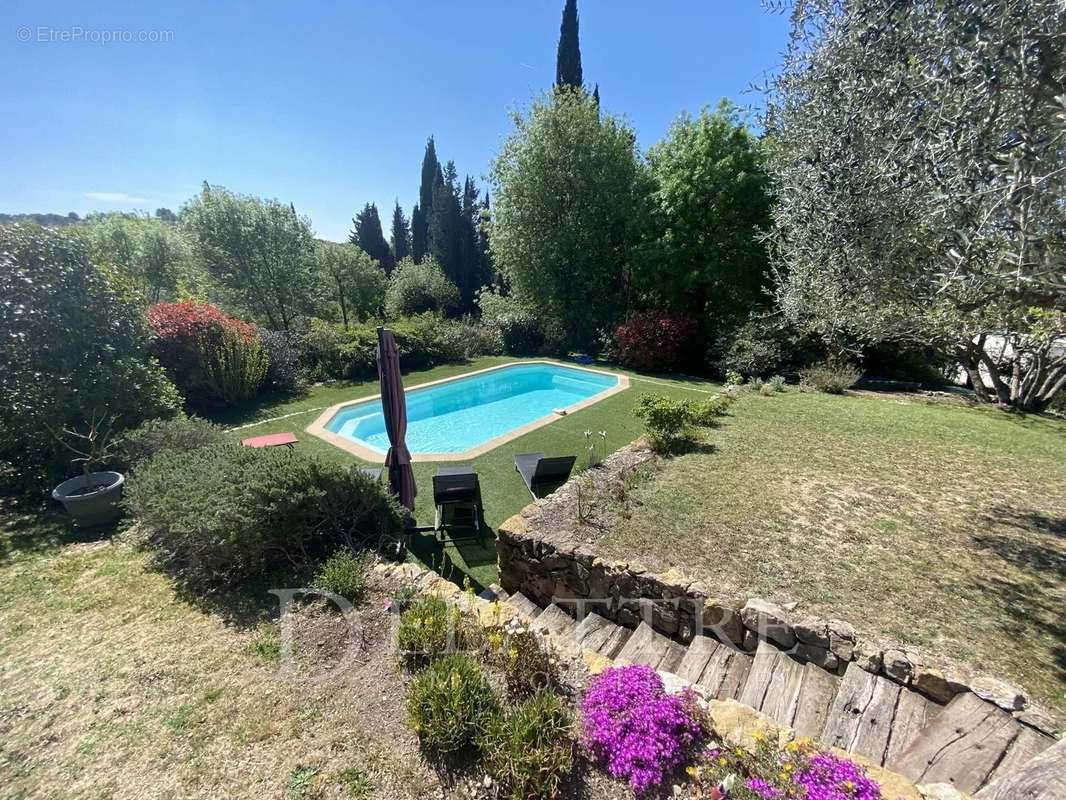 Maison à CHATEAUNEUF-GRASSE