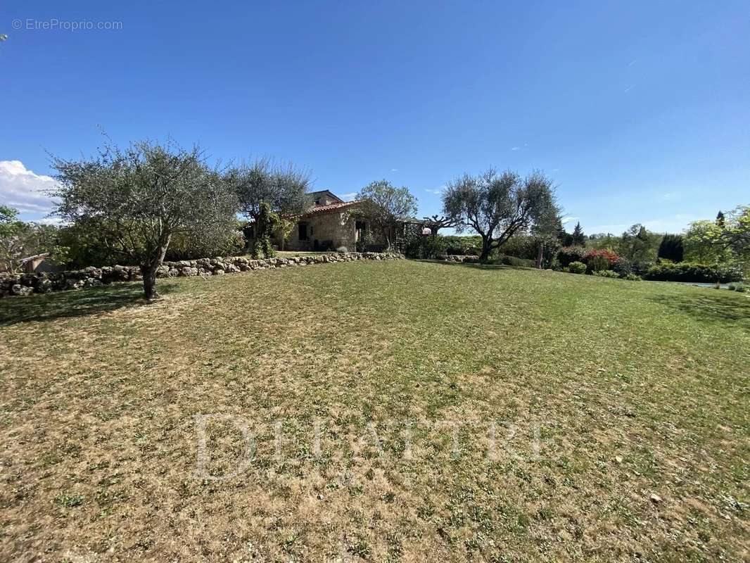 Maison à CHATEAUNEUF-GRASSE