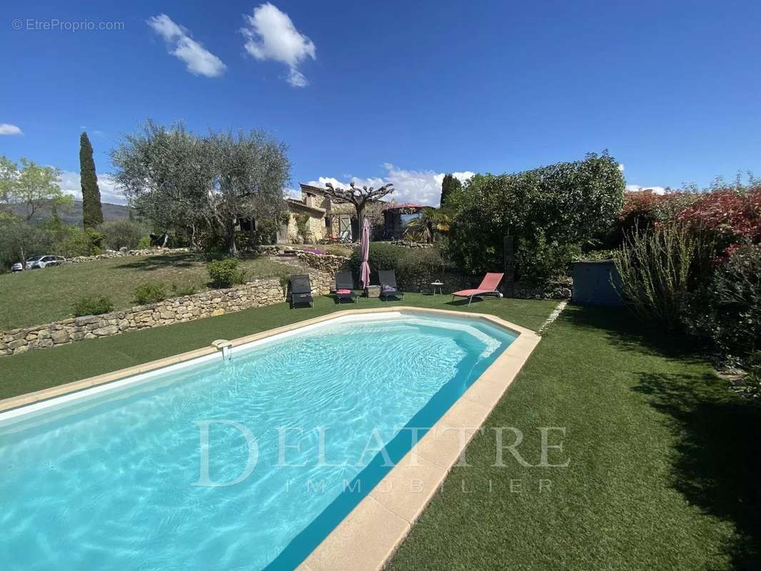 Maison à CHATEAUNEUF-GRASSE