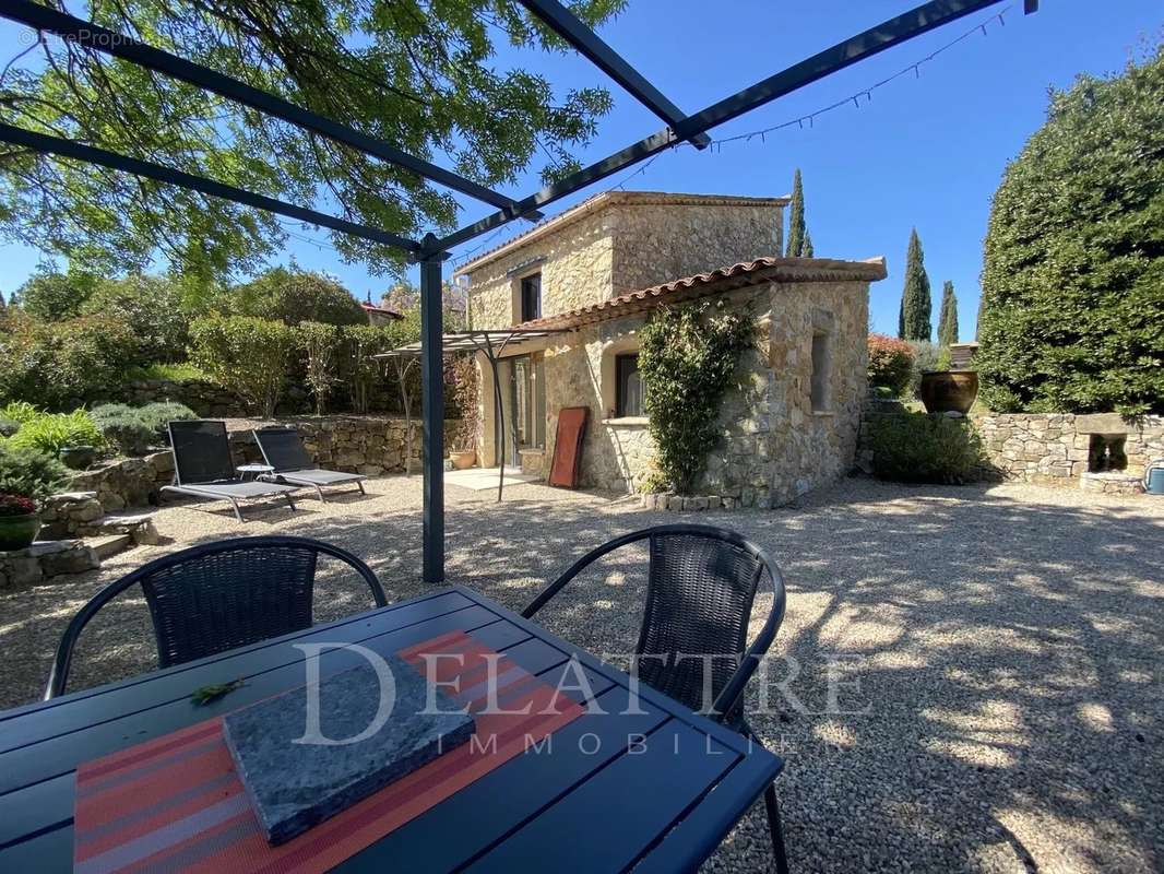 Maison à CHATEAUNEUF-GRASSE