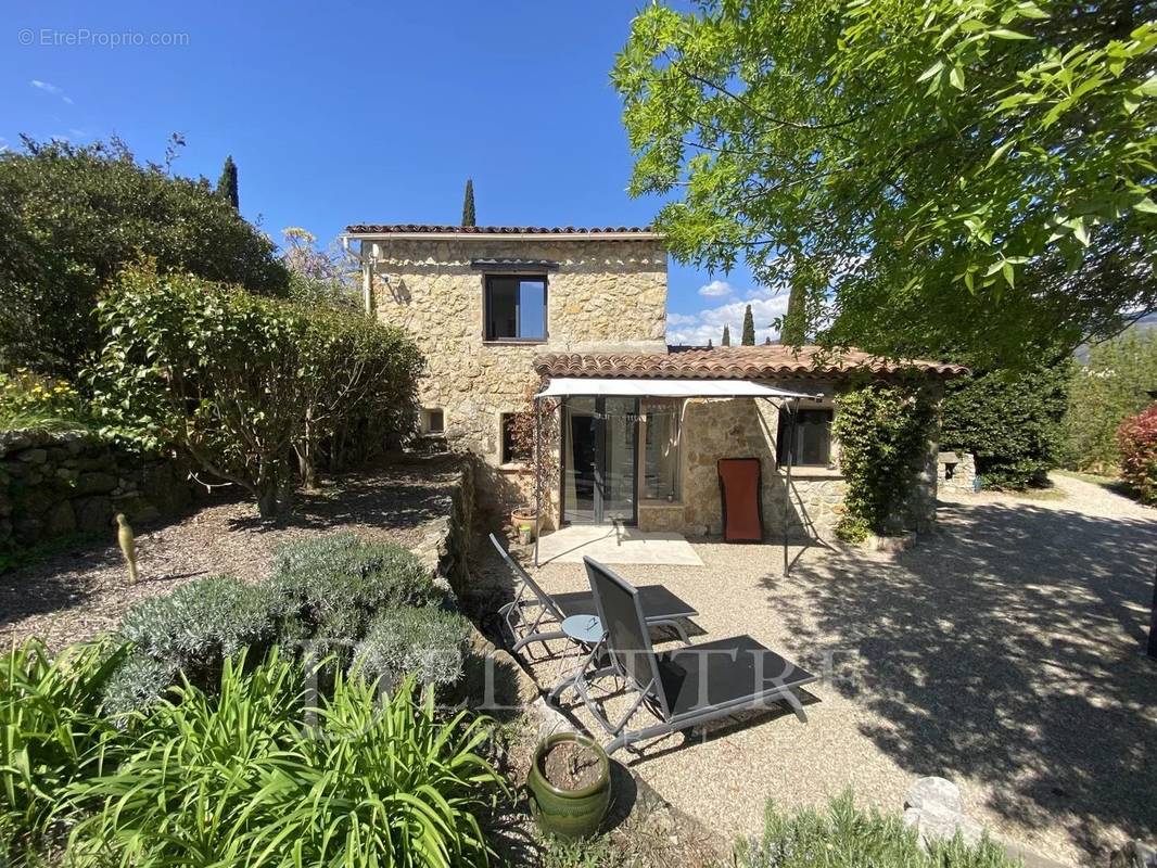 Maison à CHATEAUNEUF-GRASSE