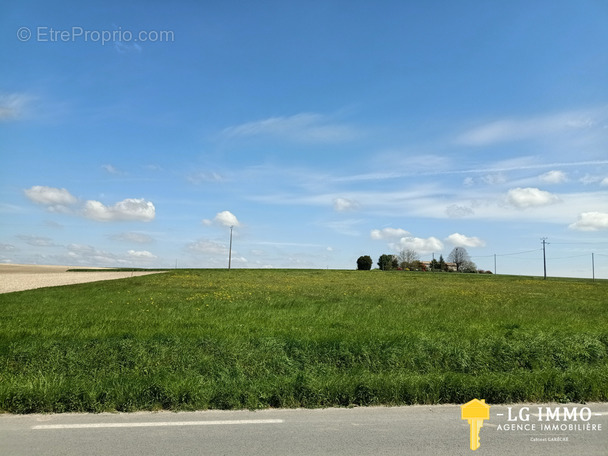 Terrain à SAINT-CIERS-DU-TAILLON