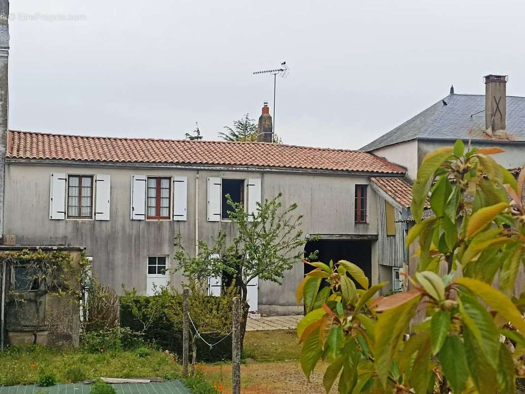 Maison à LA CHAIZE-LE-VICOMTE