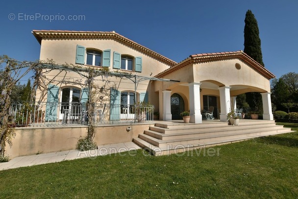 Maison à CHATEAUNEUF-GRASSE