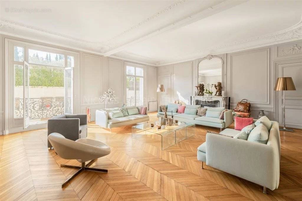 Appartement à NEUILLY-SUR-SEINE