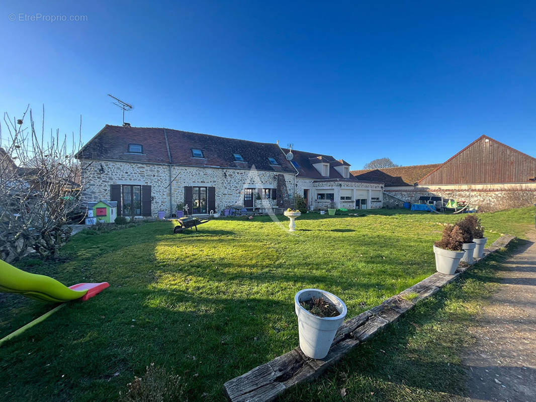 Maison à VALLANGOUJARD