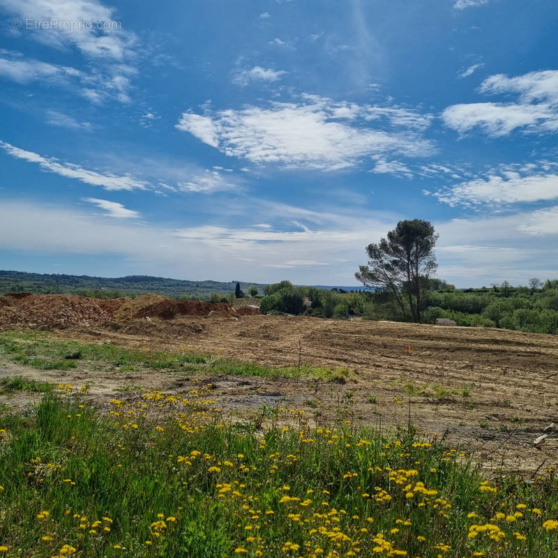 Terrain à CRUVIERS-LASCOURS