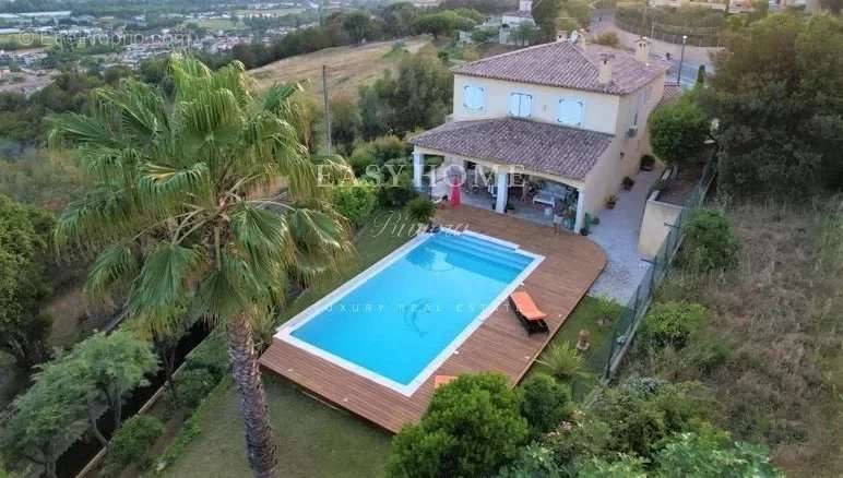 Maison à LA ROQUETTE-SUR-SIAGNE