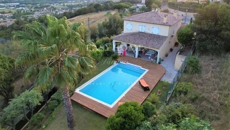 Maison à LA ROQUETTE-SUR-SIAGNE