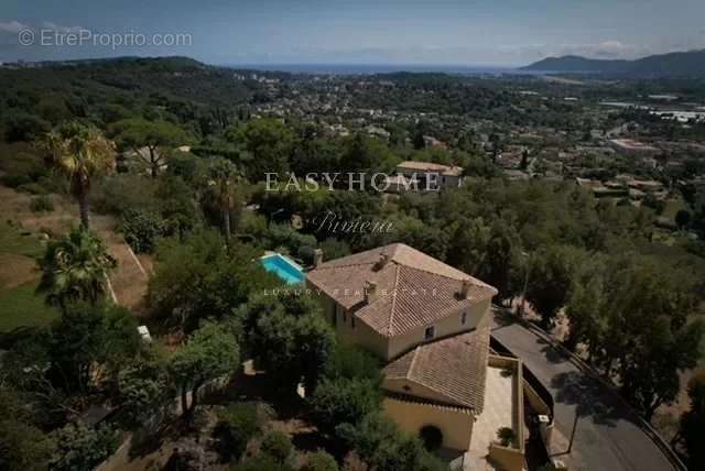 Maison à LA ROQUETTE-SUR-SIAGNE