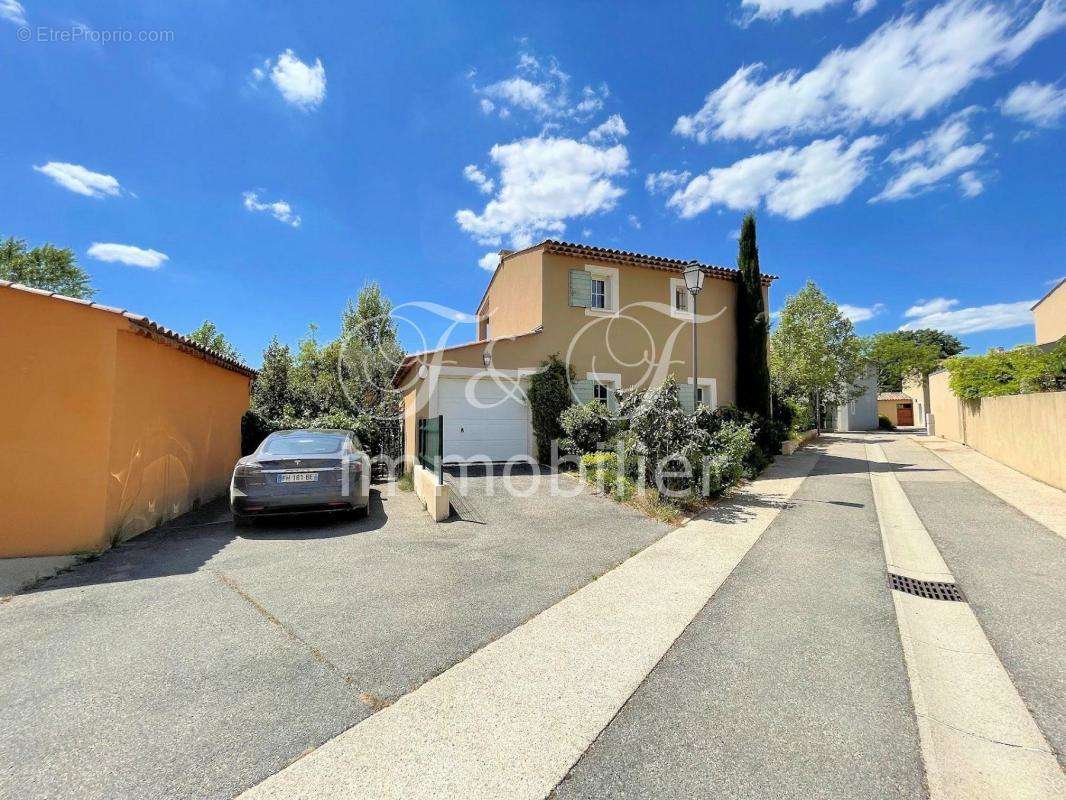 Maison à SAINT-SATURNIN-LES-APT