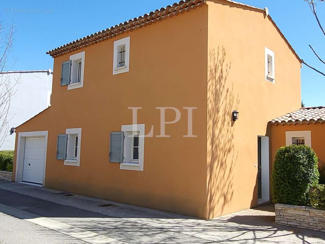 Maison à SAINT-SATURNIN-LES-APT