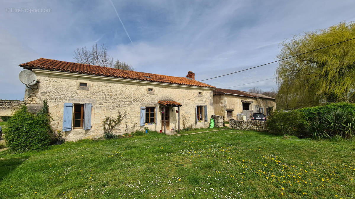 Charente maison a vendre for sale. no neighbours.  - Maison à BONNES