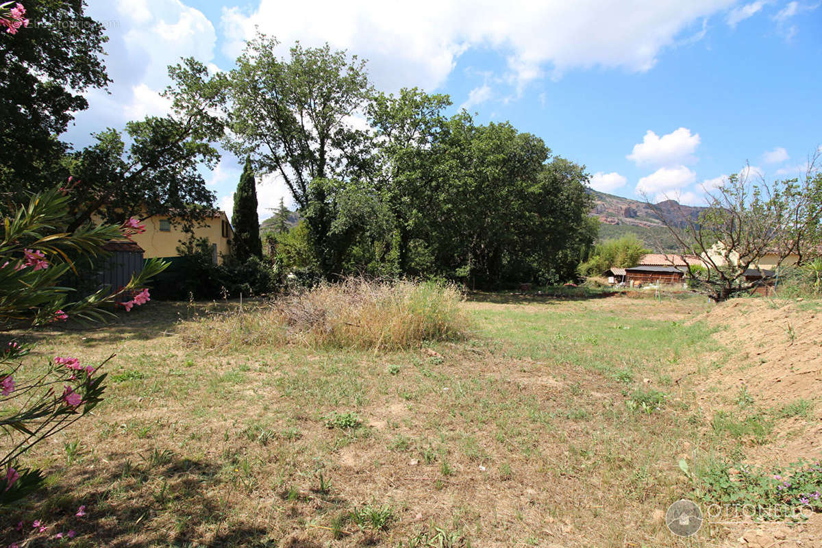 Terrain à ROQUEBRUNE-SUR-ARGENS