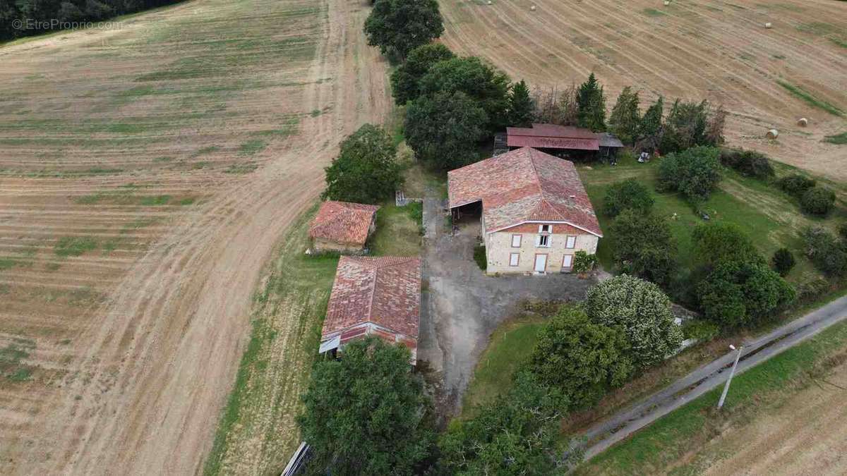 Maison à AURIGNAC