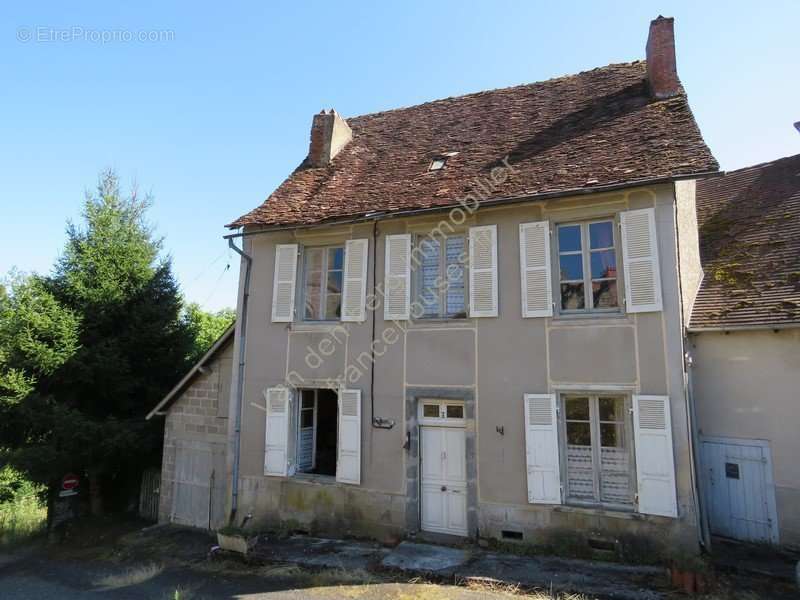 Maison à SEGUR-LE-CHATEAU