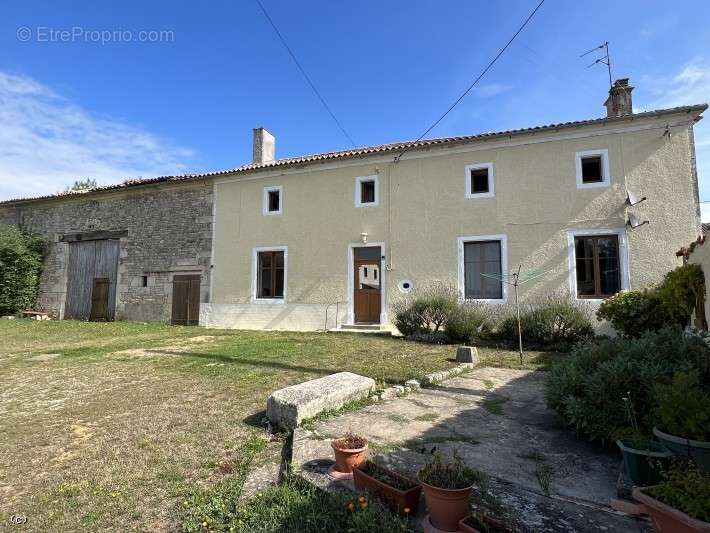 Maison à CHEF-BOUTONNE