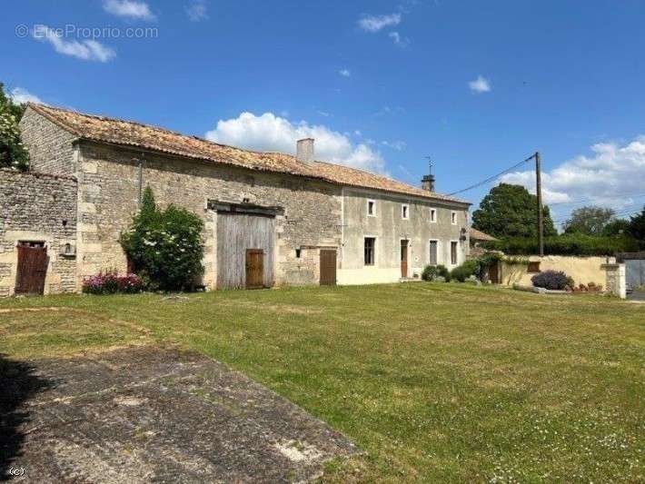 Maison à CHEF-BOUTONNE