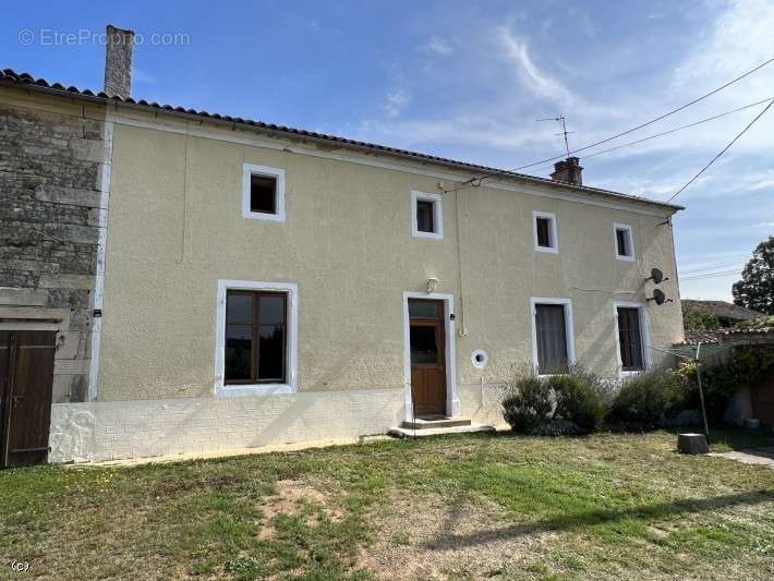 Maison à CHEF-BOUTONNE