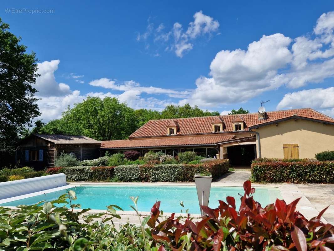 Coté piscine - Maison à LE BUGUE