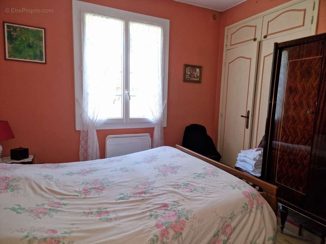 M1 Chambre2 - Maison à SAINT-CYPRIEN