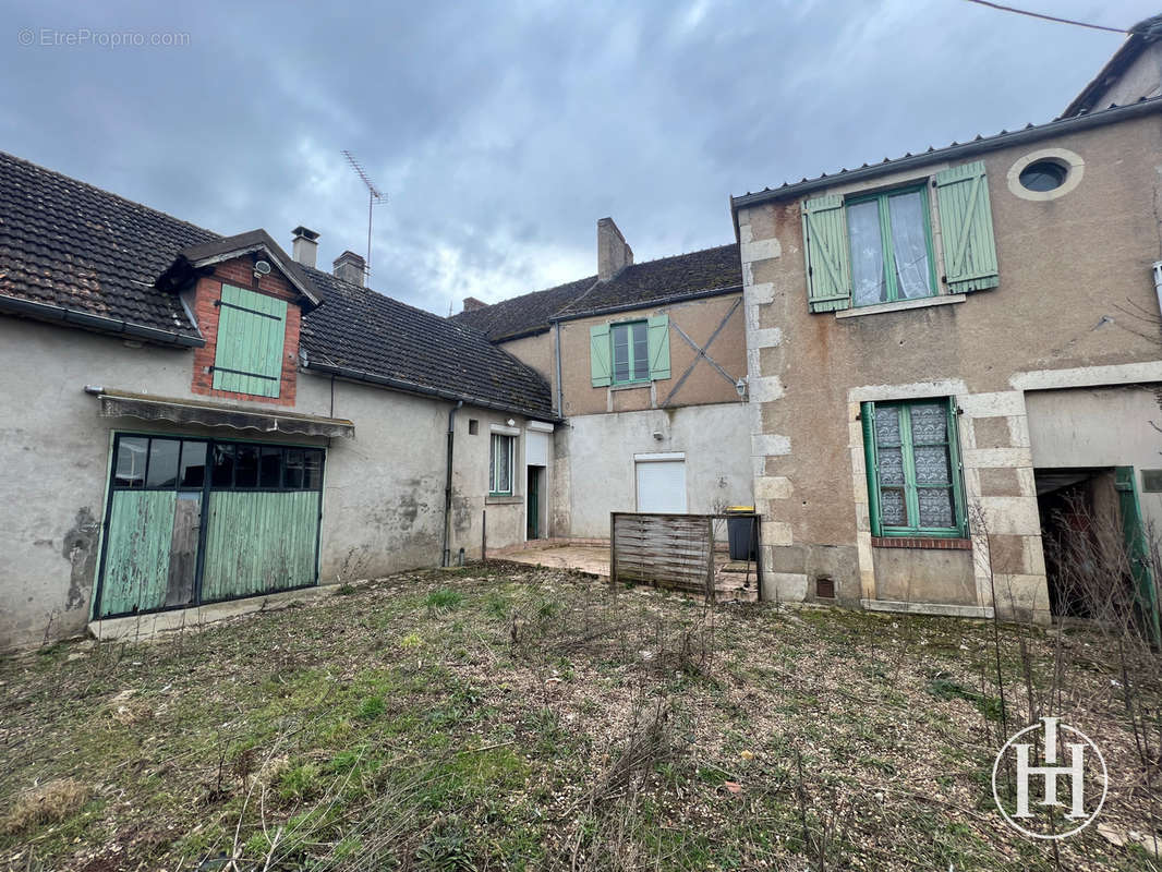 Maison à AINAY-LE-CHATEAU