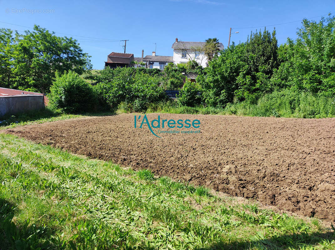 Terrain à SAINT-PIERRE-MONTLIMART