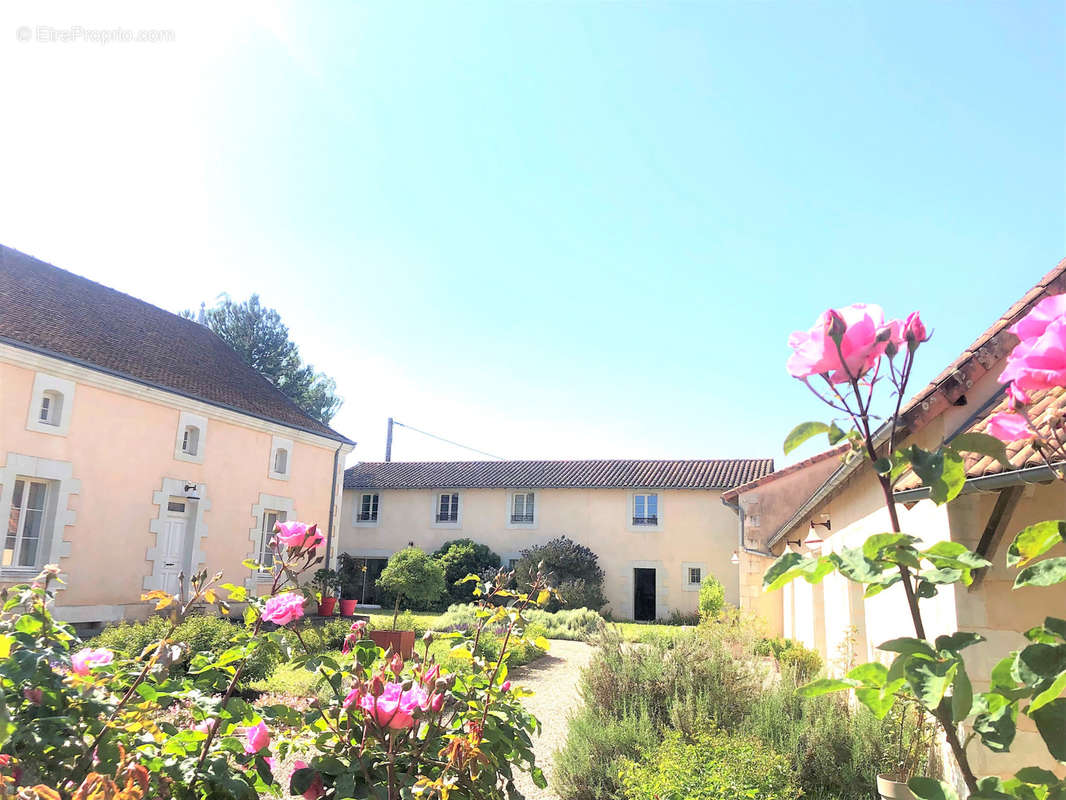 Maison à DOUSSAY