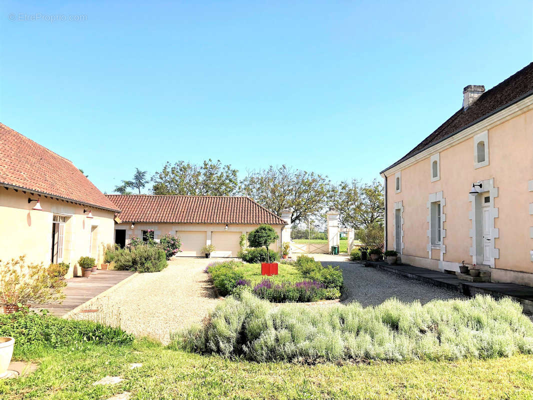 Maison à DOUSSAY