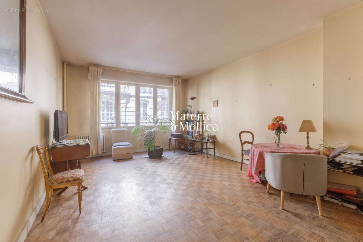 Appartement à PARIS-16E