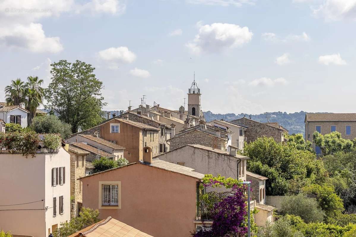 Appartement à LA ROQUETTE-SUR-SIAGNE