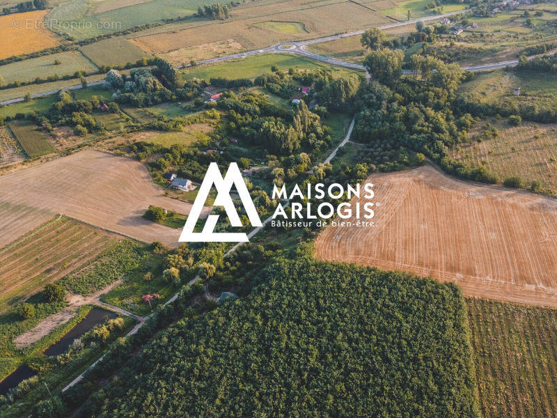 Terrain à LES AVENIERES