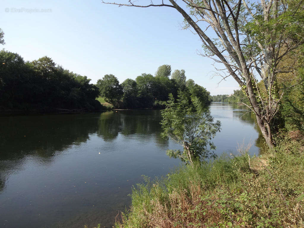 près du lot - Commerce à PRAYSSAC