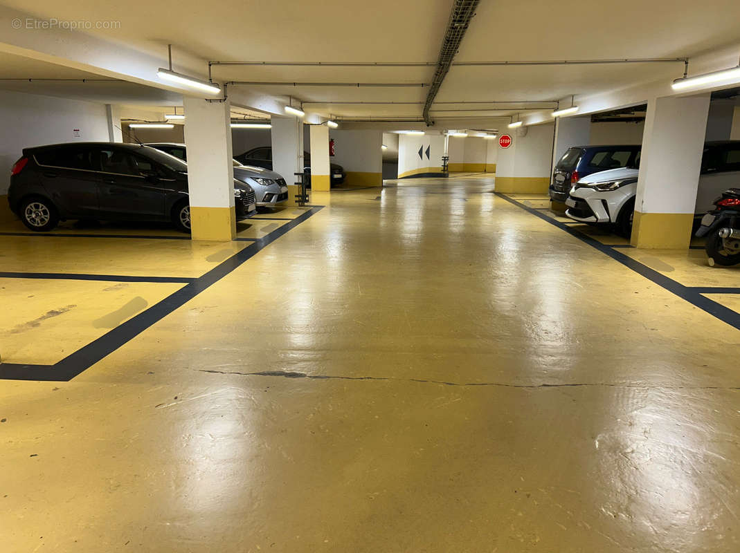 Parking à COURBEVOIE