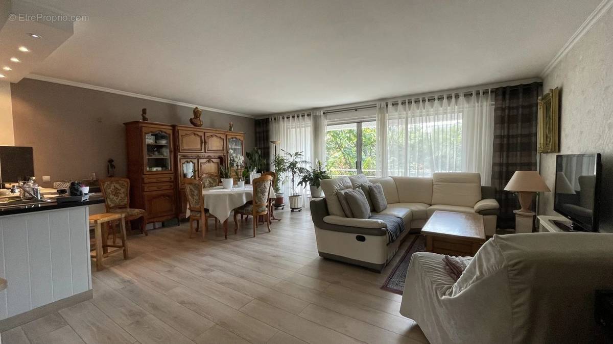 Appartement à LES PAVILLONS-SOUS-BOIS