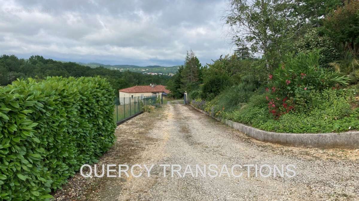 chemin d&#039;accés - Maison à CAHORS