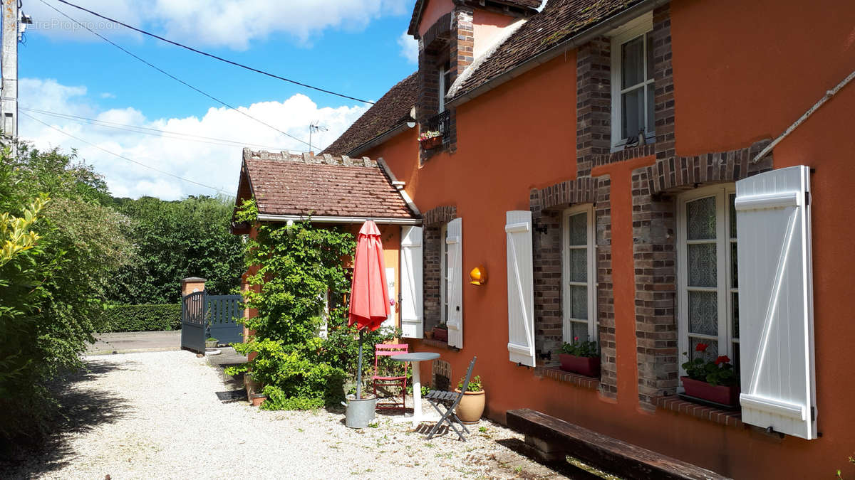 Autre à LA CELLE-SAINT-CYR