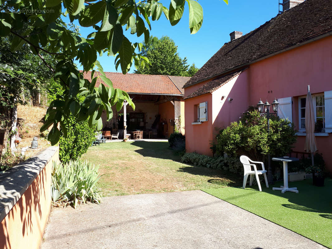 Autre à LA CELLE-SAINT-CYR