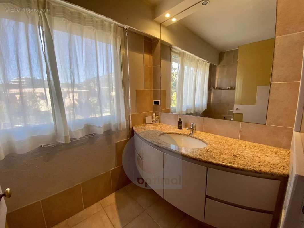 Appartement à ROQUEBRUNE-CAP-MARTIN