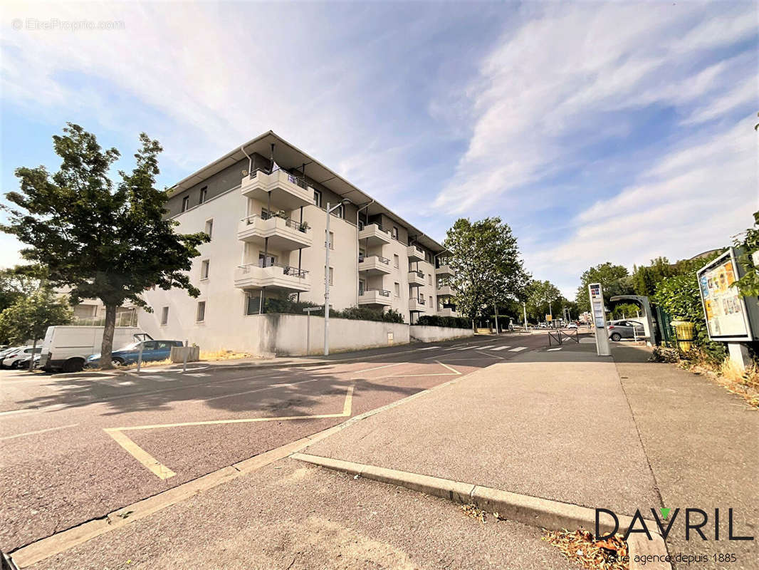 Appartement à CHANTELOUP-LES-VIGNES