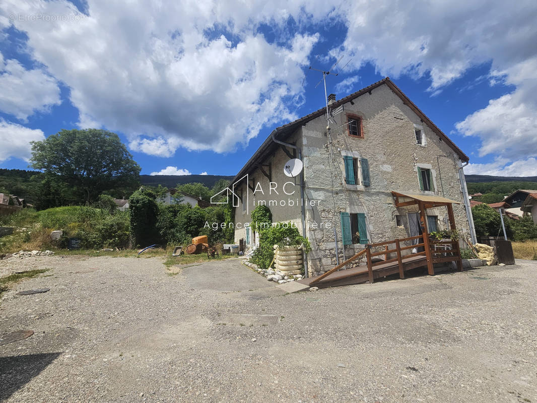 Maison à PERON