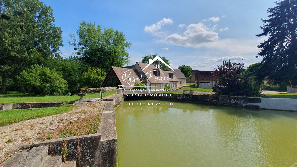 Maison à AZAY-LE-FERRON