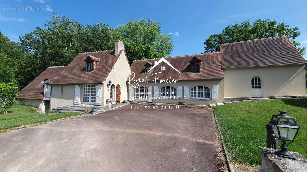 Maison à AZAY-LE-FERRON