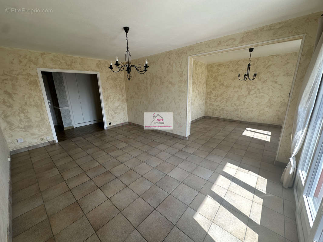 Appartement à MEYZIEU