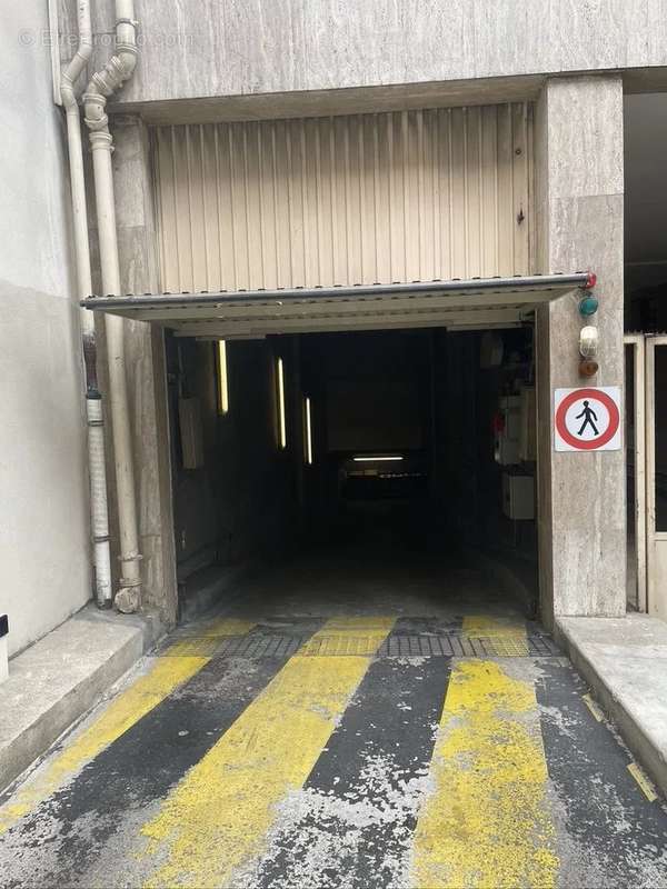 Parking à PARIS-12E