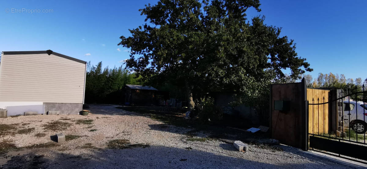 Terrain à L&#039;ISLE-SUR-LA-SORGUE