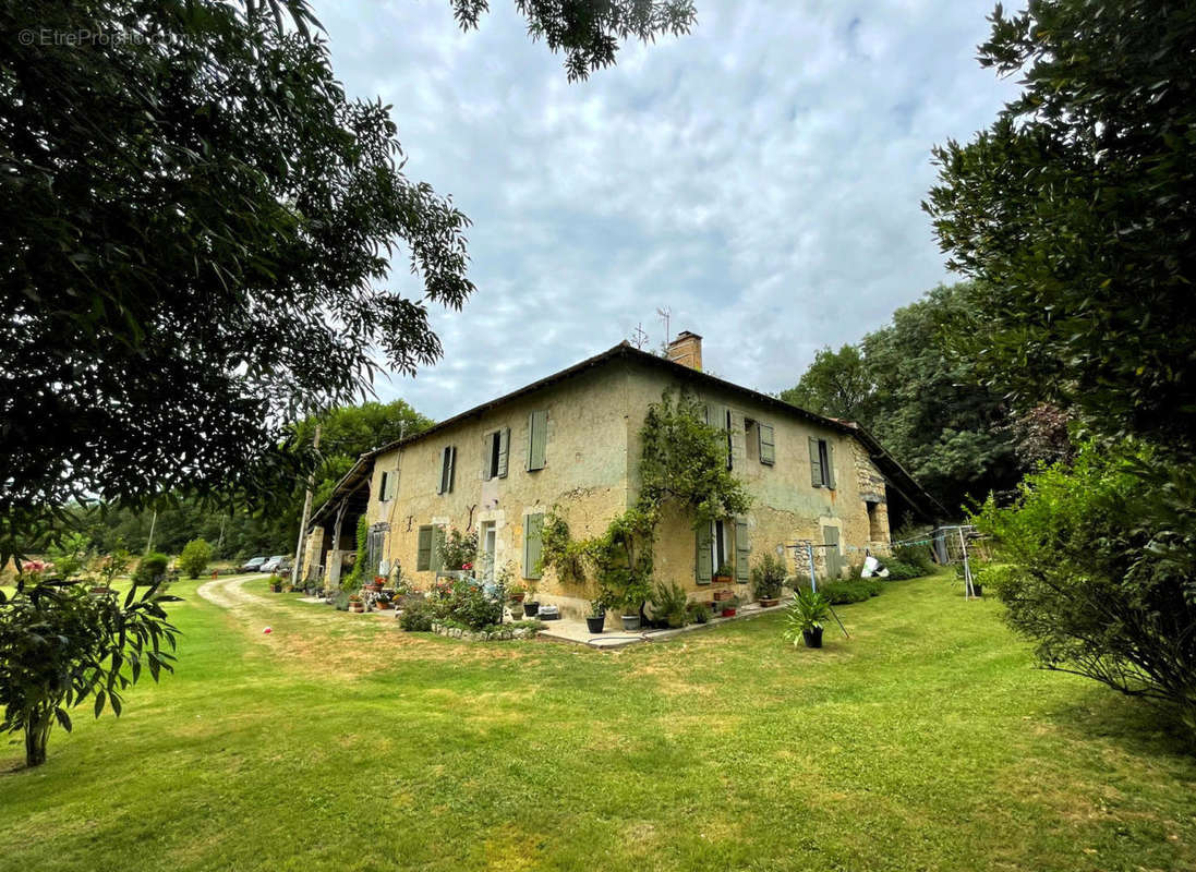 facade - Maison à LA SAUVETAT