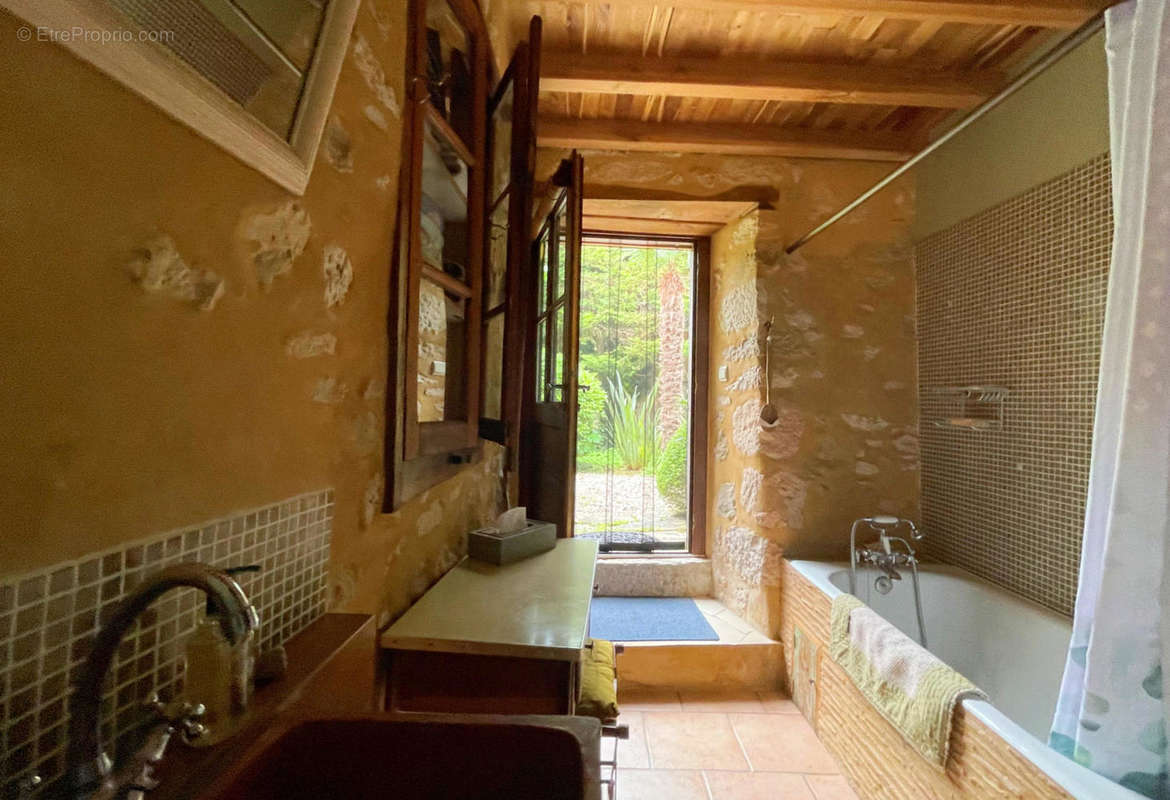 salle de bain bathroom - Maison à CASTERA-VERDUZAN