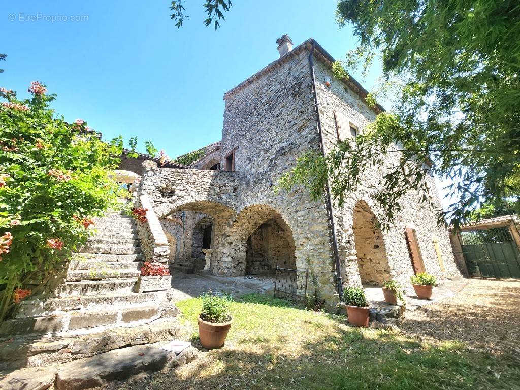 Maison à SAINT-JULIEN-LES-ROSIERS