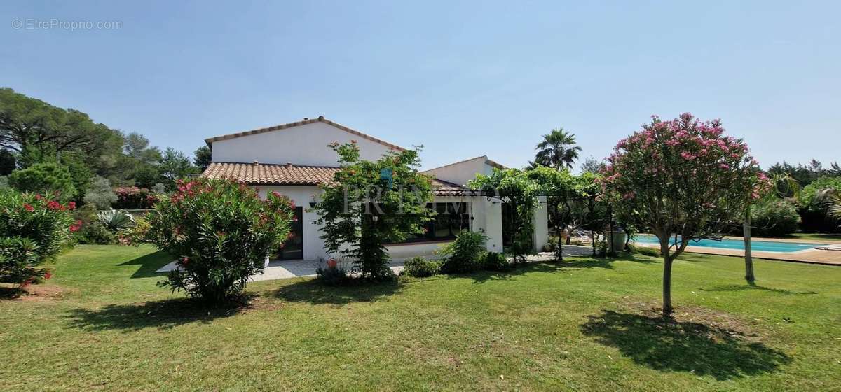 Maison à ROQUEBRUNE-SUR-ARGENS